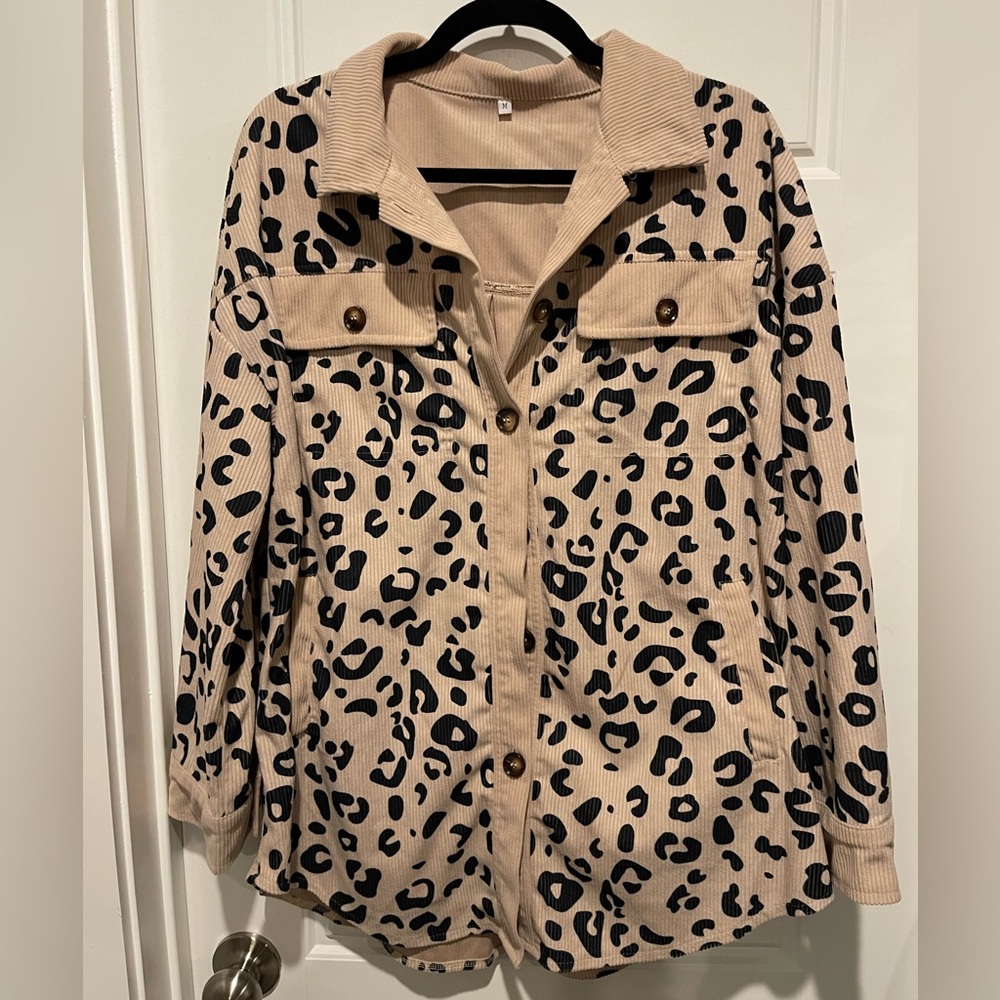 Cute adorable shacket. Leopard size Medium. Tan and Black.
